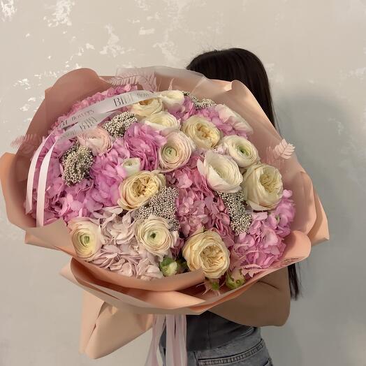Ранункулюсы и садовые розы