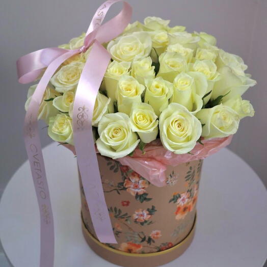 45 белых роз в коробке