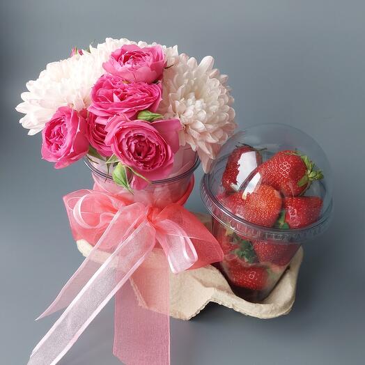 Набор цветы и клубника свежая