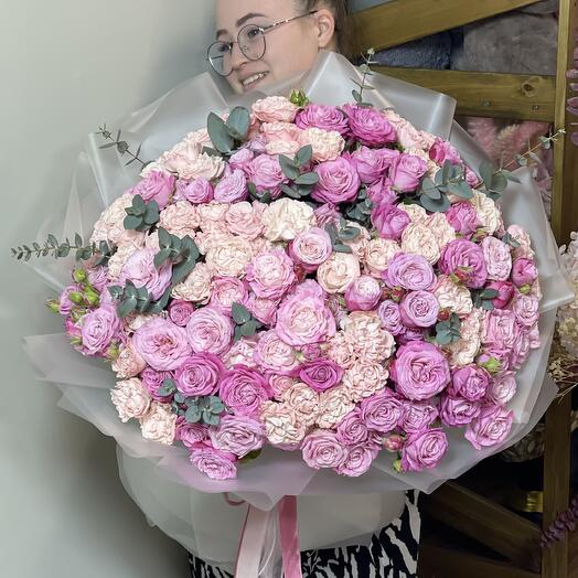 Букет из 45 пионовидных кустовых роз с эвкалиптом «Пионовидный микс»