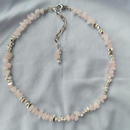 Нежное колье из розового кварца