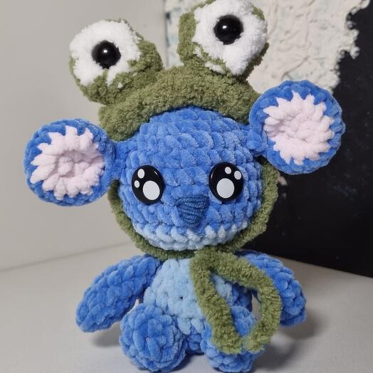 Стич из плюшевой пряжи с шапочкой лягушкой