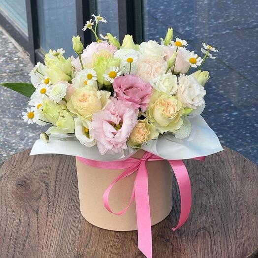 Композиция в коробке с розами и эустома  ромашки