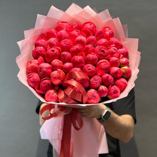 Букет из коралловых пионов