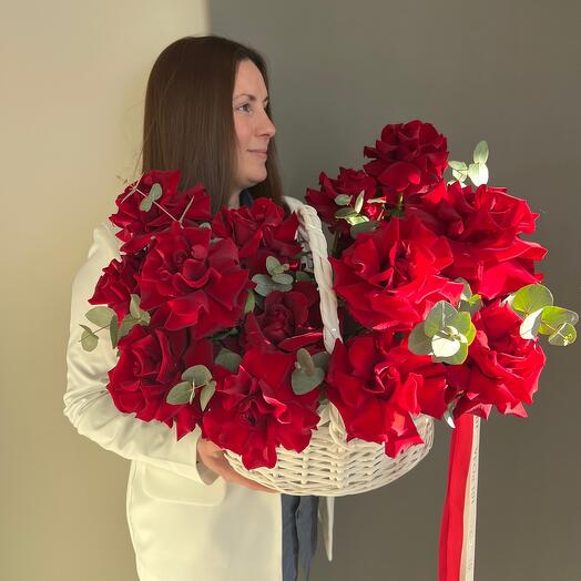 Яркая плетеная корзина с французскими розами и эвкалиптом «Рафаэлло» (размер XL)