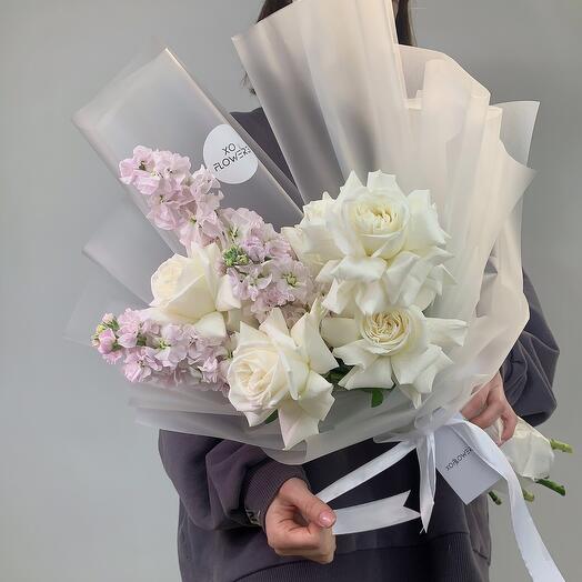 Букет с маттиолой и французскими розами от Xoflowers