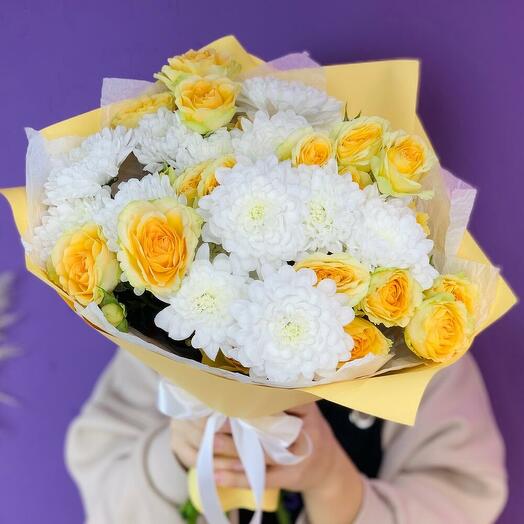 Букет из кустовых роз и хризантем💐