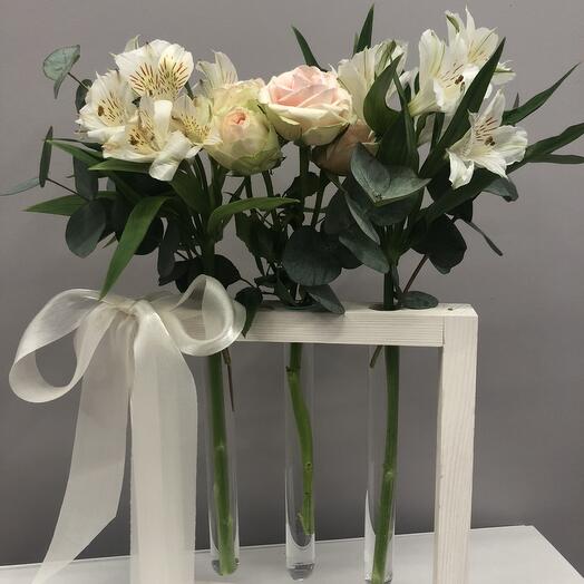 Цветочная композиция в рамке