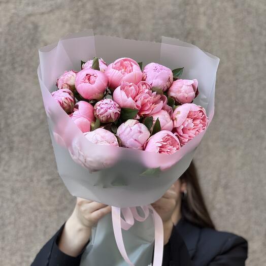 15 розовых пионов