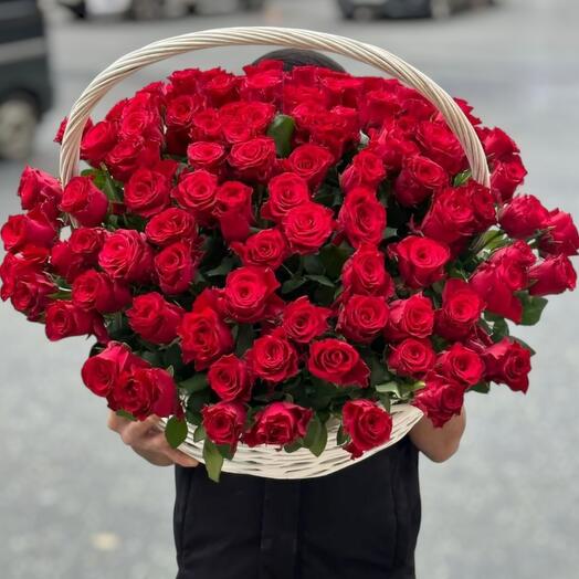 Корзина из 101 красной розы