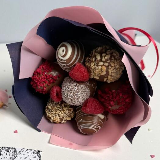 Букетик из клубки в шоколаде малинка