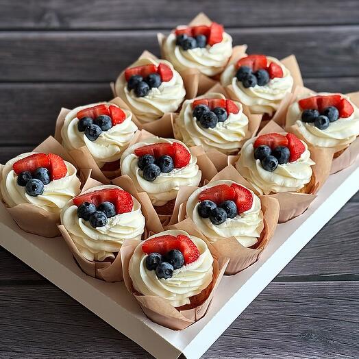 Cupcakes with fresh berries (12 pieces)