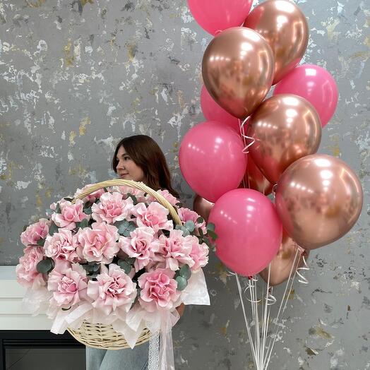 Корзина с цветами и набор шаров «С Праздником , Любимая!» из роз