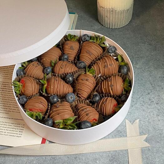 Подарочный набор Клубника в шоколаде с голубой (13-15🍓)  Подарок близким