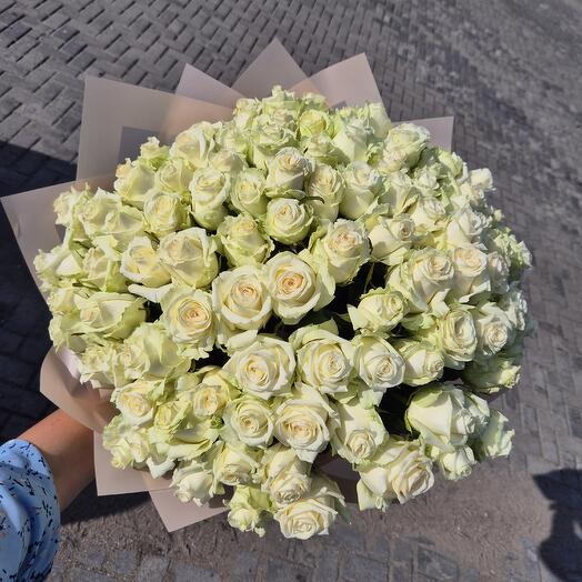 101 белая роза с оформлением