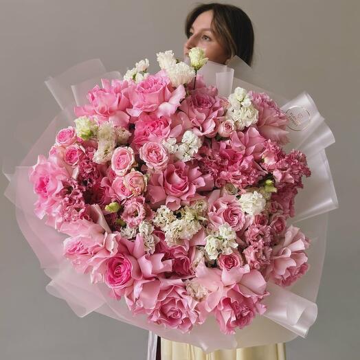 Букет с французскими розами, маттиолой и эустомой "I ADORE YOU!"