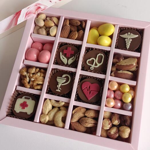 Подарок врачу - набор с шоколадом и орехами