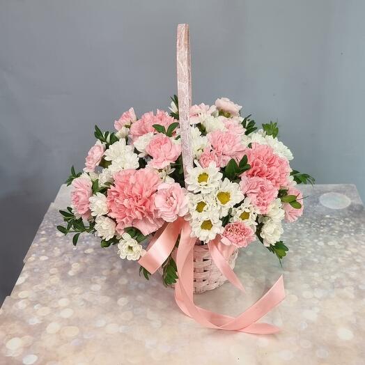 Flores en la cesta de cumpleaños