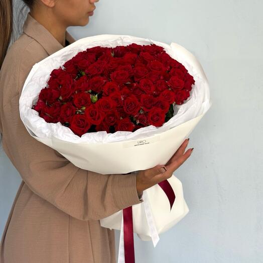 Букет из алых кустовых роз