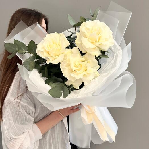 Букет белых французских роз с эвкалиптом