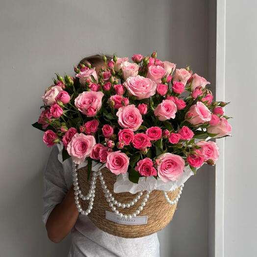 Корзина с цветами с бусинами