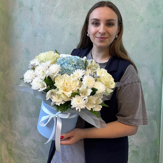 Цветы в коробке с гортензией, французскими розами и хризантемой