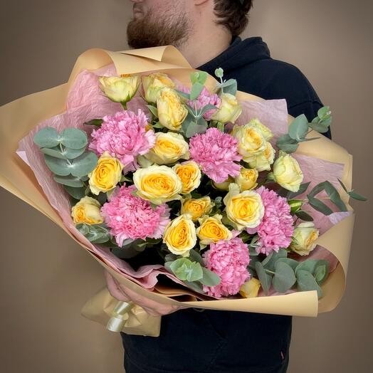 Ramo con Dianthus rosa beige y eucalipto