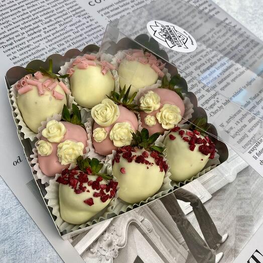 Клубника в белом и розовом шоколаде
