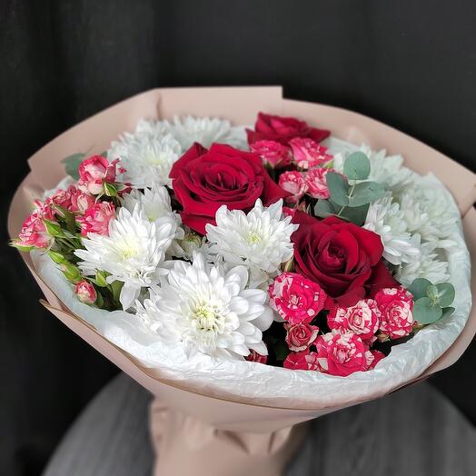 Букет цветов хризантемы, кустовые розы, розы ,эвкалипт