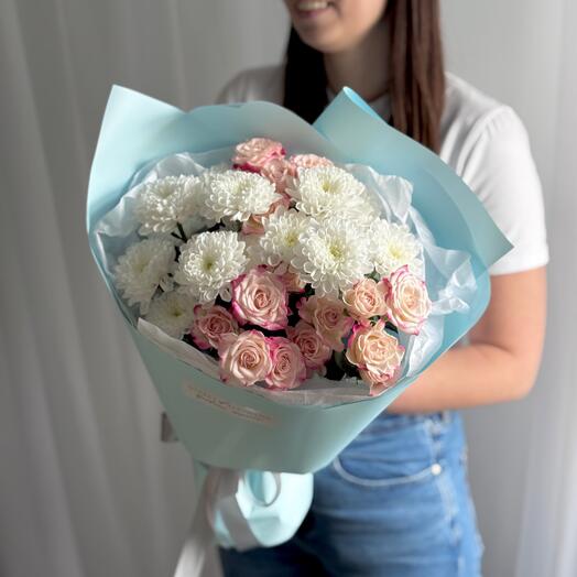 Кустовые розы и хризантемы в голубом оформление