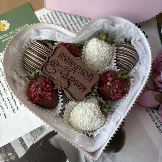 Сердечко с клубникой в шоколаде «любимой мамочке»