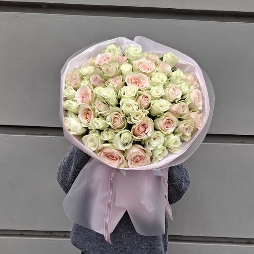Букет 51 роза розовая и белая импорт