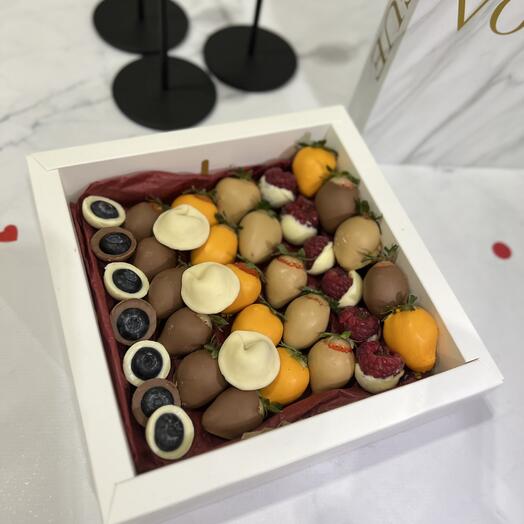 Клубника в молочном, апельсиновом и карамельном или белом шоколаде