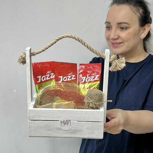 Орехи  арахис со вкусом жареного лука и ребрышек на гриле со специями в белом деревянном ящике