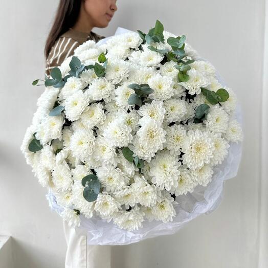 Букет "25 хризантем с эвкалиптом"