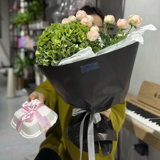 Экзотическая гортензия и спрей роза S