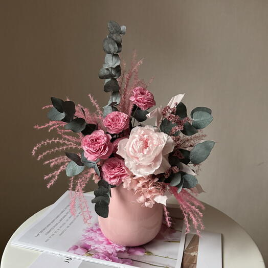 Композиция из стабилизированных розовых роз