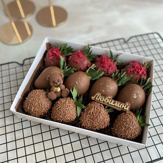 Клубника в молочном шоколаде мишка Любимой