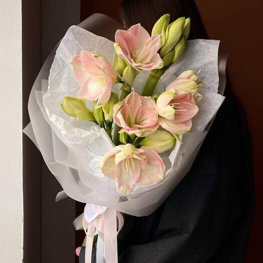 Розовый амариллис в нежном букете