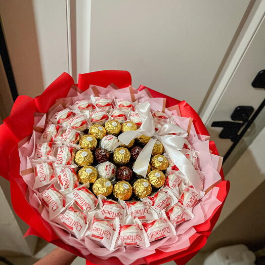 Букет из Raffaello и Ferrero Rocher