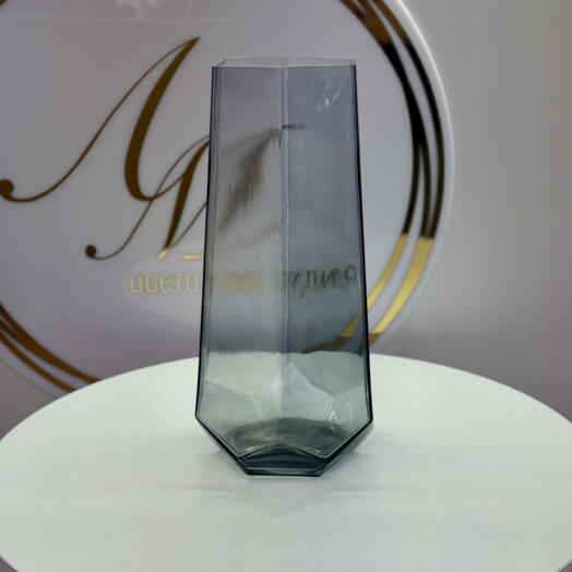 Ваза стеклянная многогранная серая