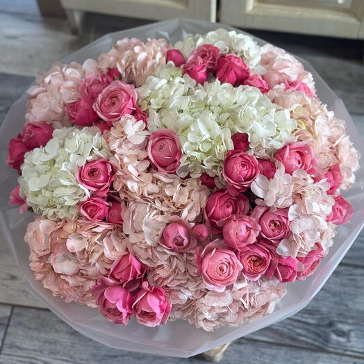 Букет из гортензий и пионовидной кустовой розы 🌸