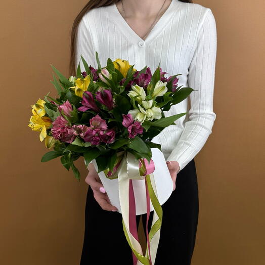 Разноцветные альстромерии в коробке