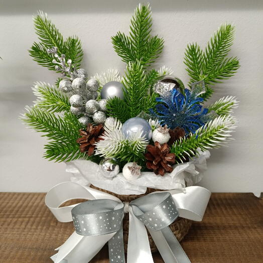 Зимняя композиция с искусственной хвоей