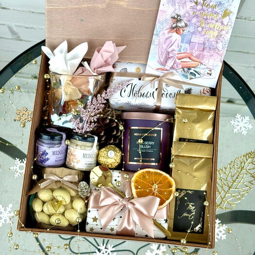 Премиум подарок Девушке. С бельгийскими шоколадными конфетами, имбирным печеньем, чаем, медом и орешками