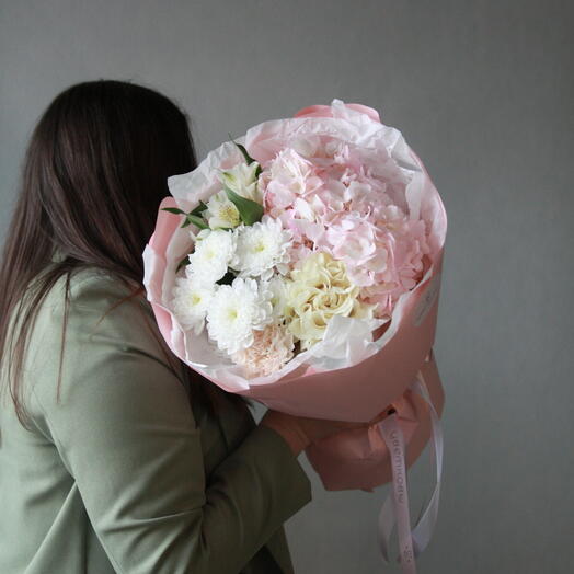 Букет из гортензии, хризантемы, альстромерии и розы