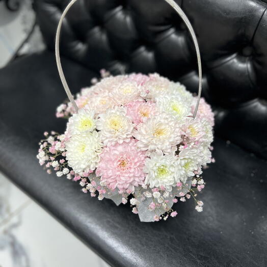 Корзина с хризантемой и гипсофилой