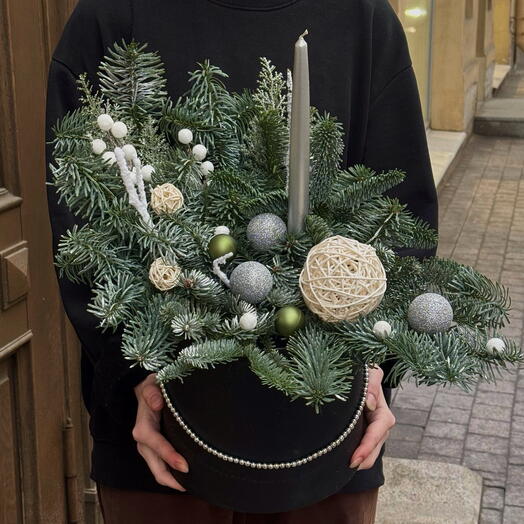 Зимняя композиция с нобилисом и свечой