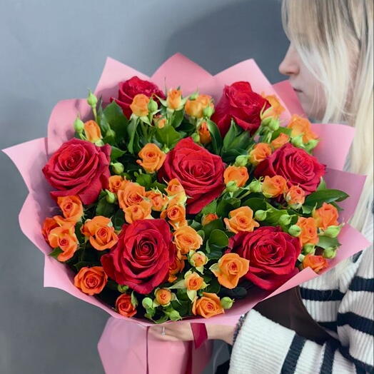 Дуо-букет из кустовых и одиночных роз (арт.3711)