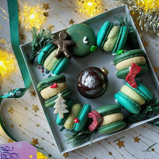 Новогодний венок из пирожных макарон